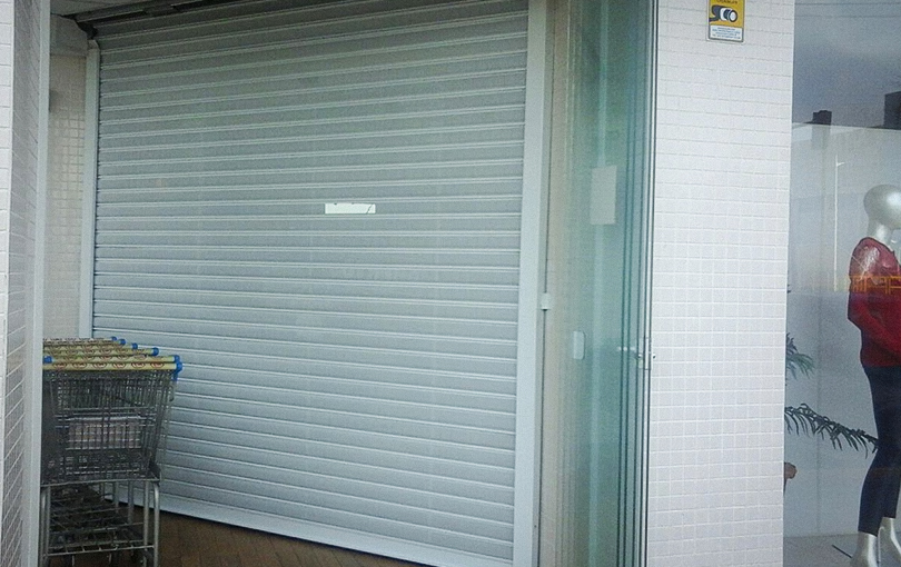 Portas de enrolar em Itajaí:  saiba o melhor momento para reformar o seu estabelecimento comercial