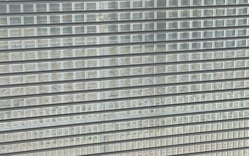 Como unir modernidade e praticidade com portas rolo residenciais?